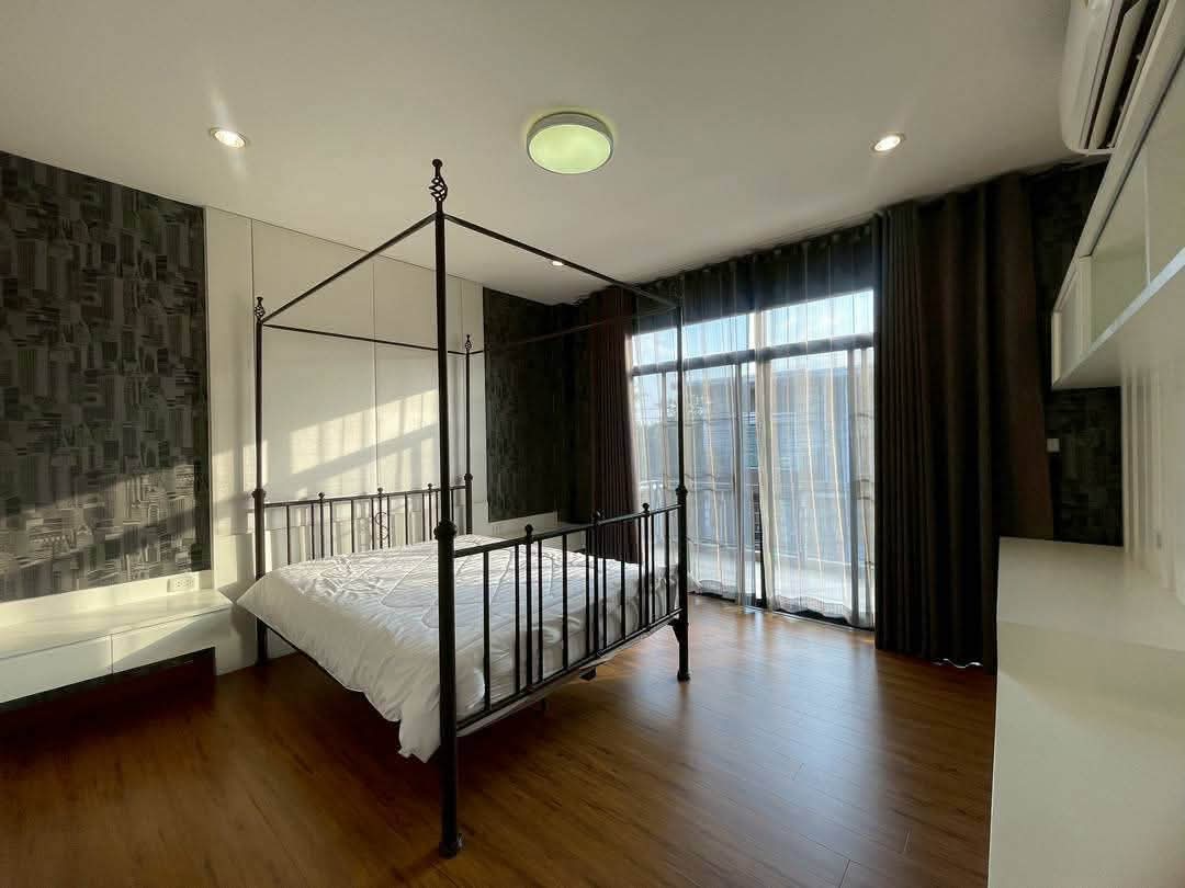 Spacious Corner House Preview 6