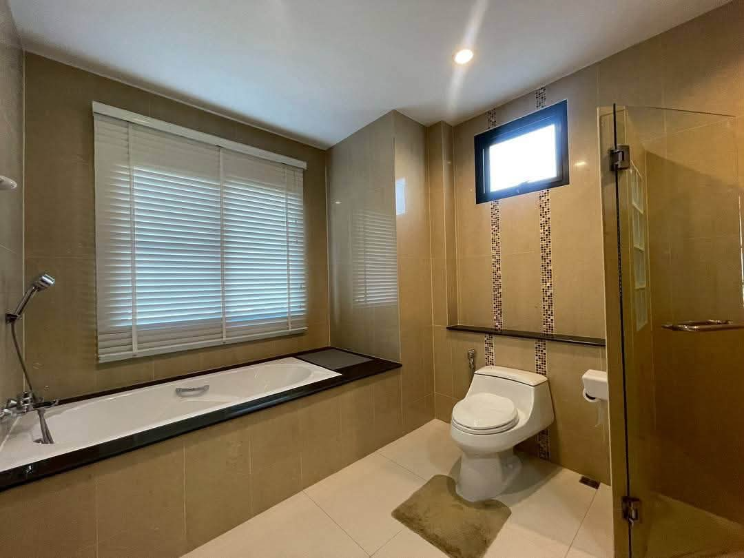 Spacious Corner House Preview 5