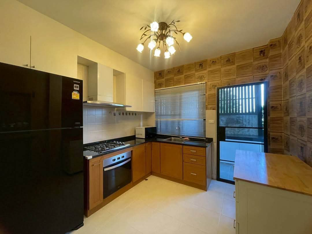 Spacious Corner House Preview 4