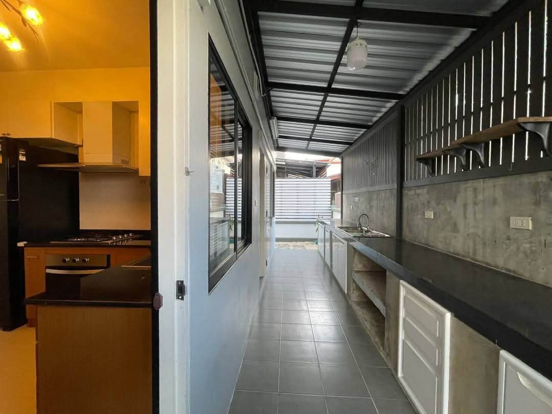 Spacious Corner House Preview 3