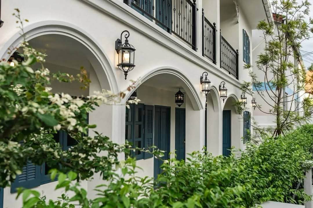 โฮลเทลทำเลทอง