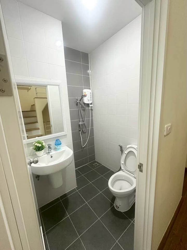 Beautiful Townhome Preview 5