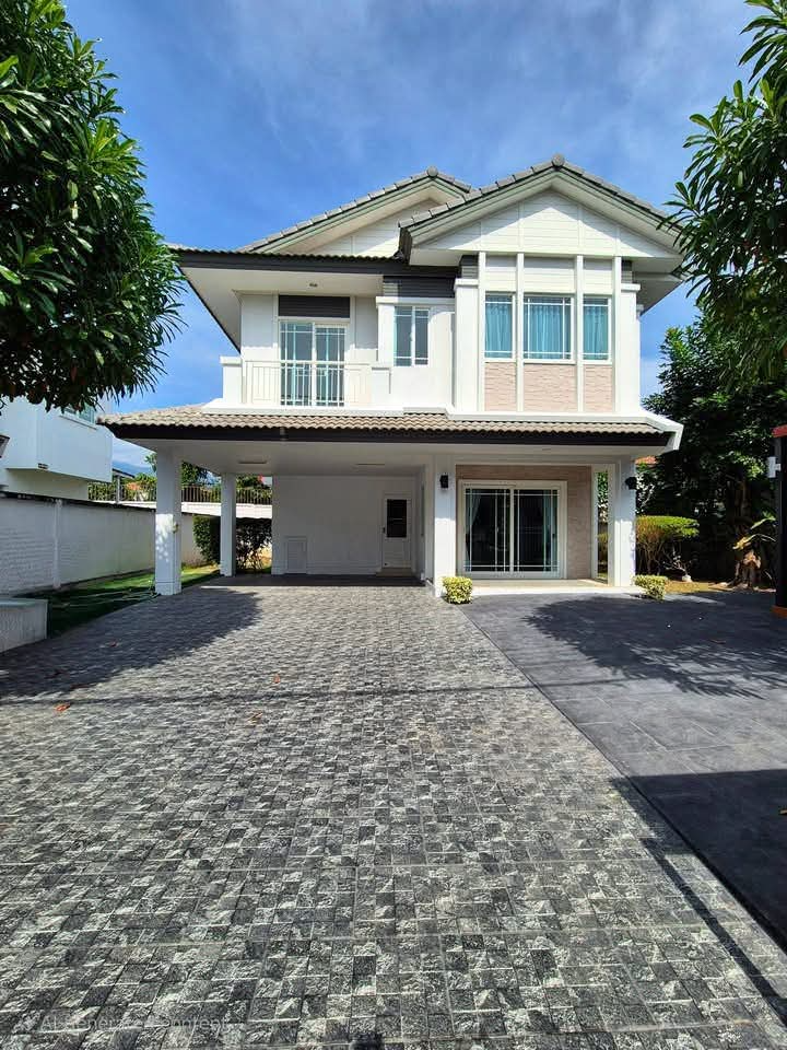 บ้านเดี่ยวหลังใหญ่