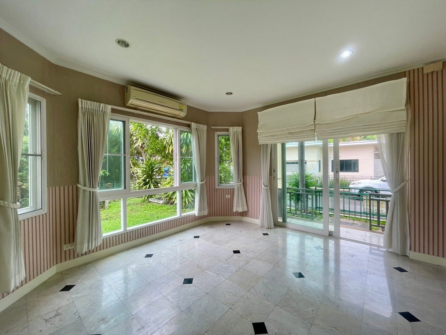 Colonial-Style House Preview 3