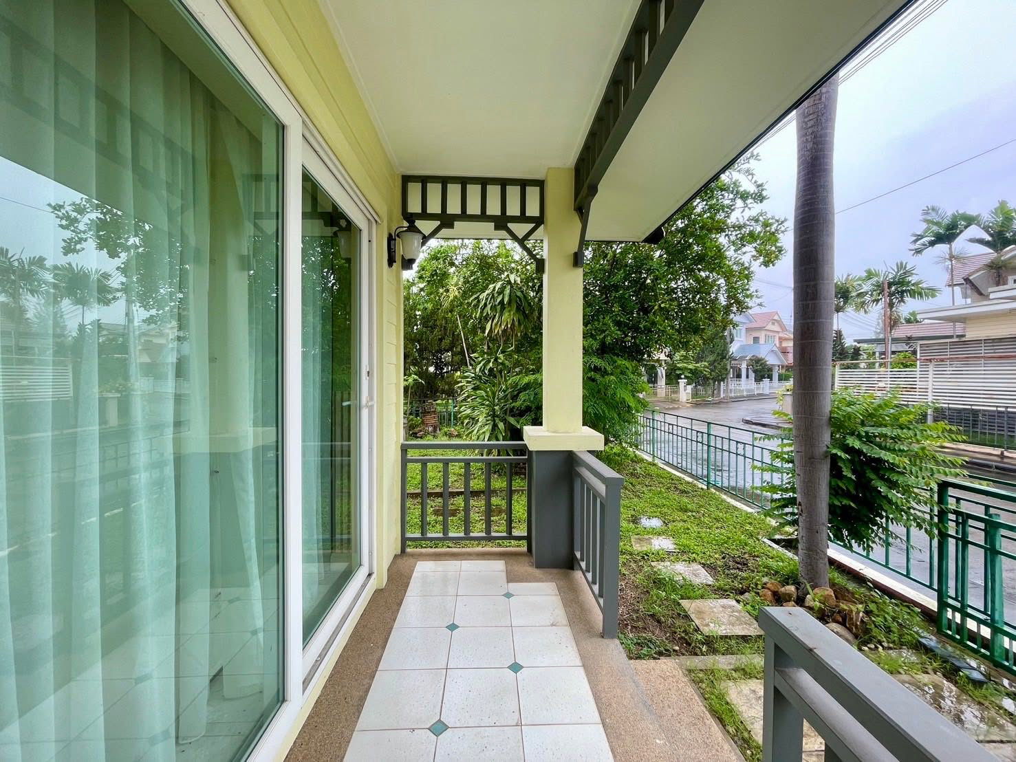 Colonial-Style House Preview 6