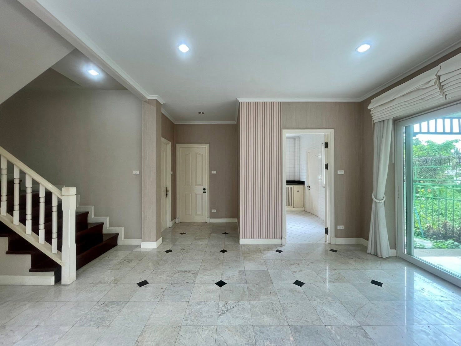 Colonial-Style House Preview 2