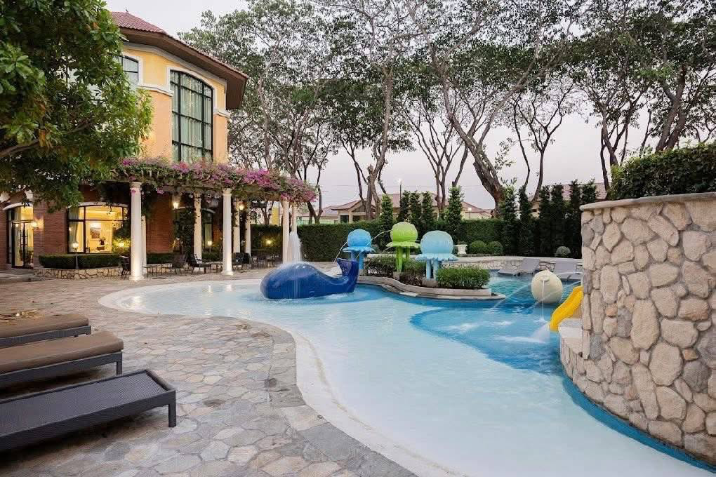 Luxury 2-Storey House  Preview 3