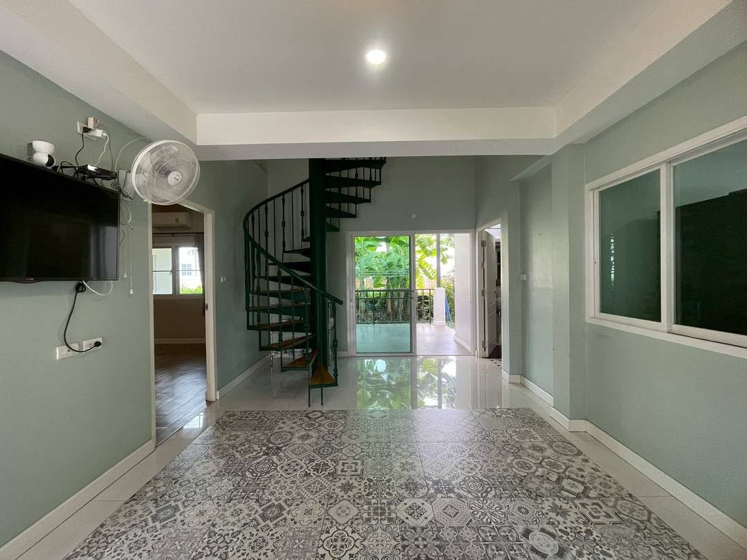 Resort-Style Villa Preview 5