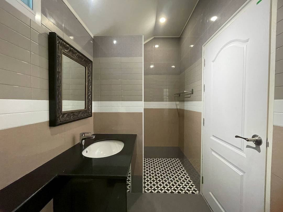 Resort-Style Villa Preview 7