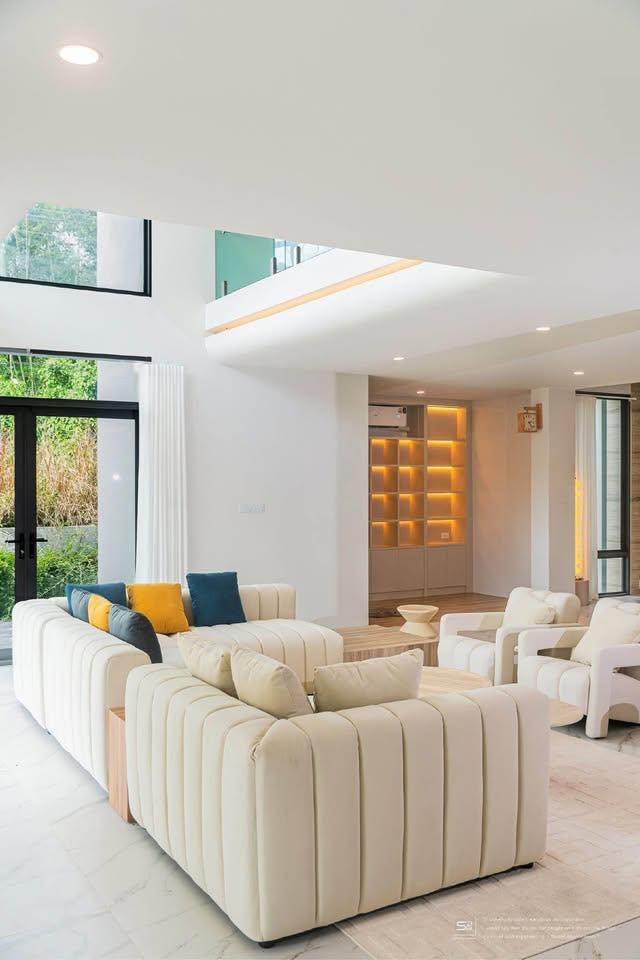Palm Beach-style pool villa Preview 2