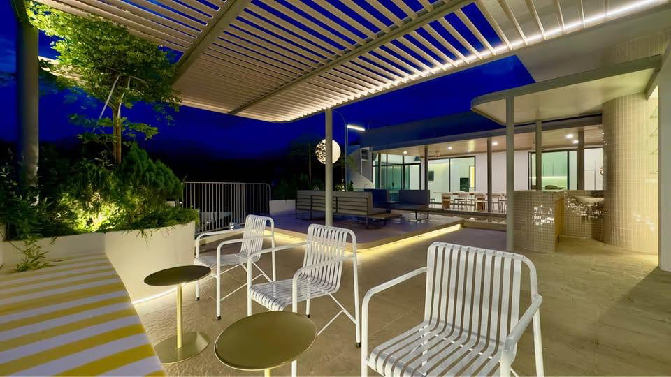 Palm Beach-style pool villa Preview 3
