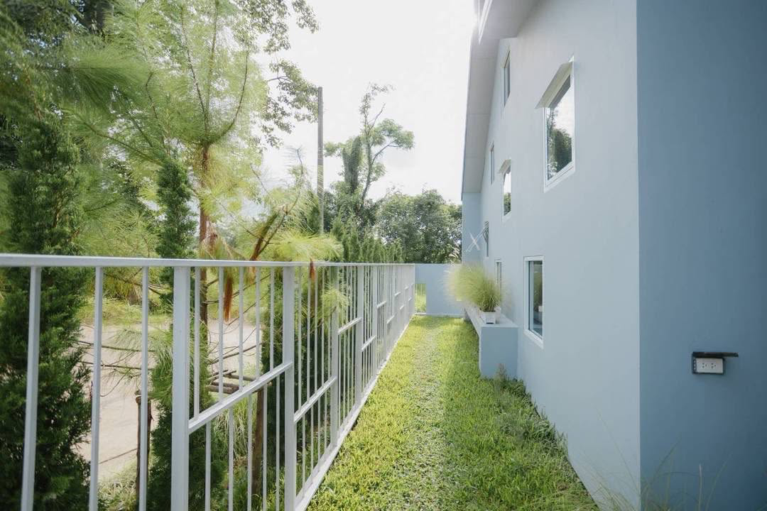 Ultra-Luxury Modern European Pool Villa Preview 2