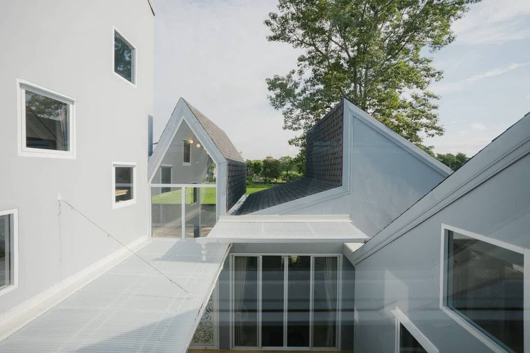 Ultra-Luxury Modern European Pool Villa Preview 3