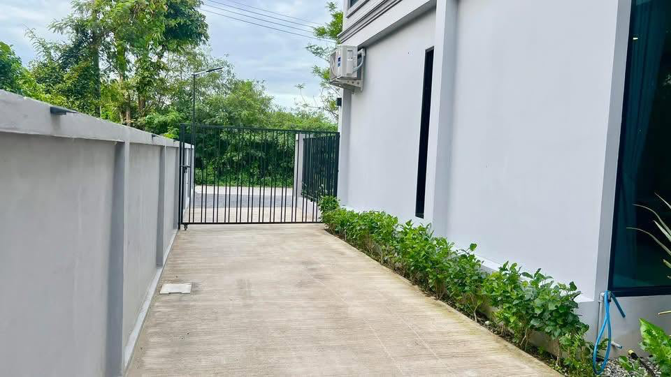 Luxurious Modern English Style Villa Preview 5