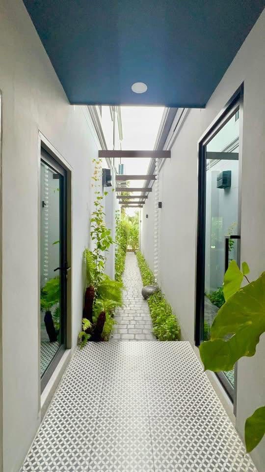 Luxurious Modern English Style Villa Preview 3