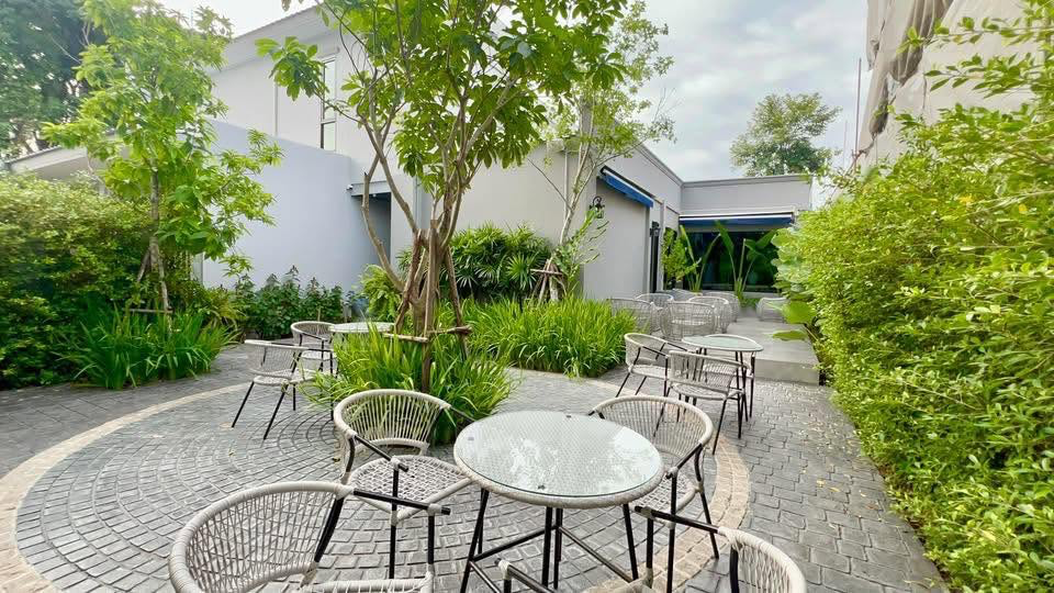 Luxurious Modern English Style Villa Preview 4