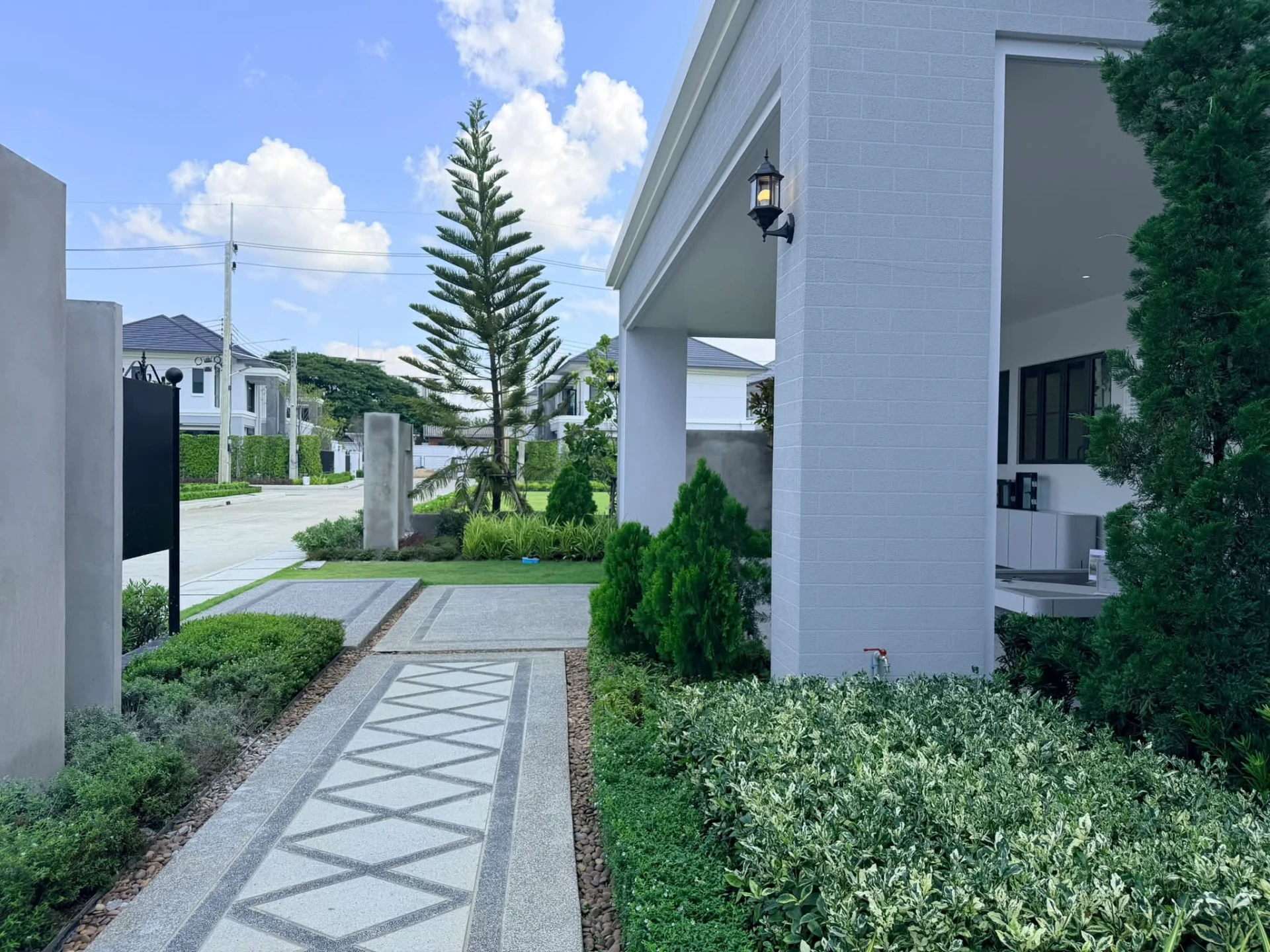 Luxury Residence in Chiang Mai. Exclusive Home in a Prime Mahidol Road Location.