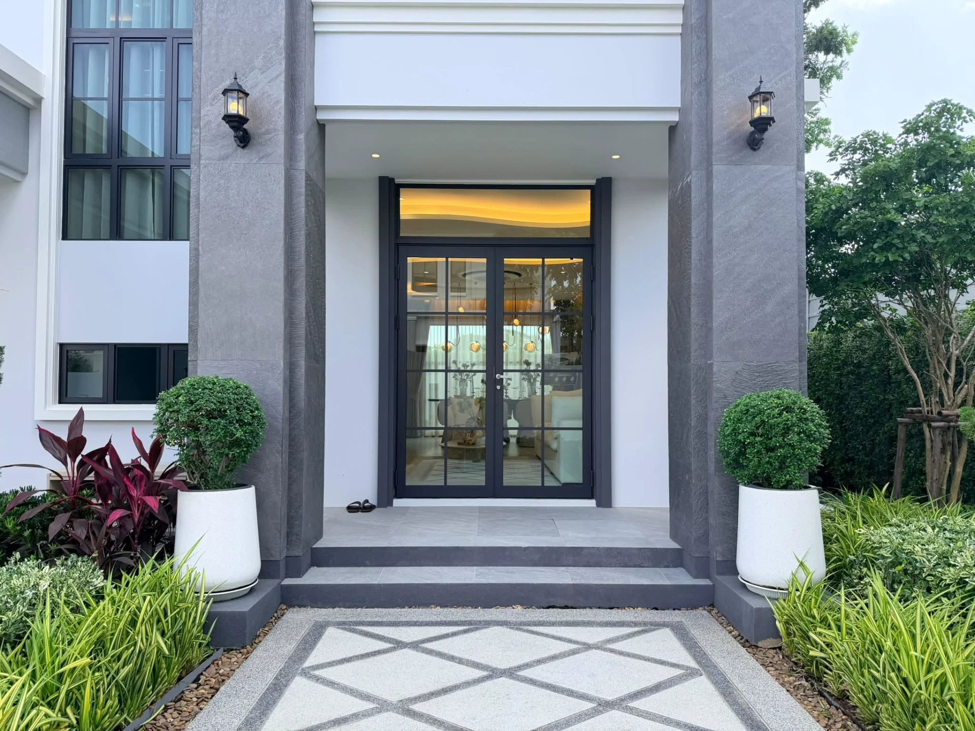 Luxury Residence in Chiang Mai. Exclusive Home in a Prime Mahidol Road Location. Preview 2