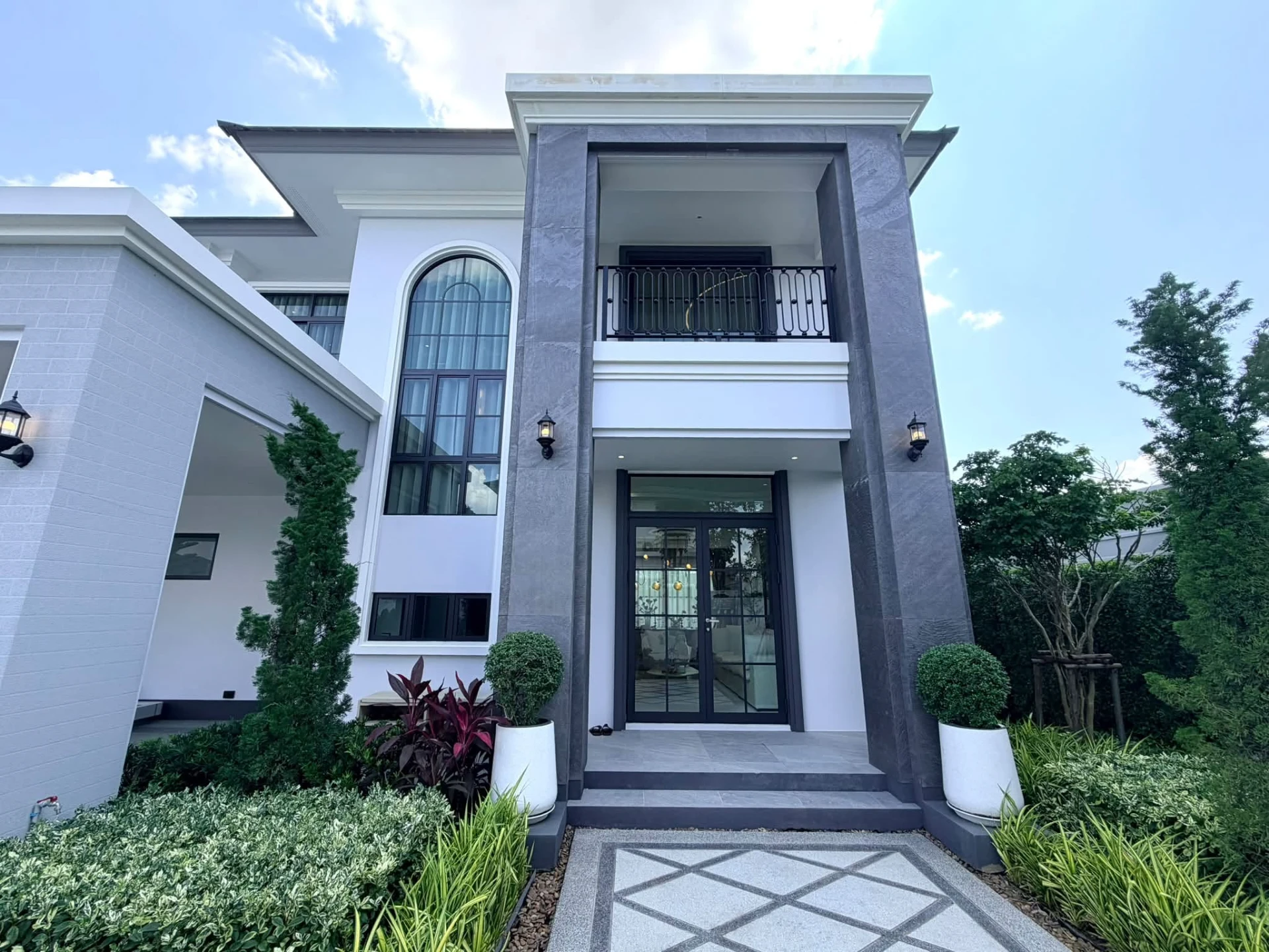 Luxury Residence in Chiang Mai. Exclusive Home in a Prime Mahidol Road Location. Preview 3