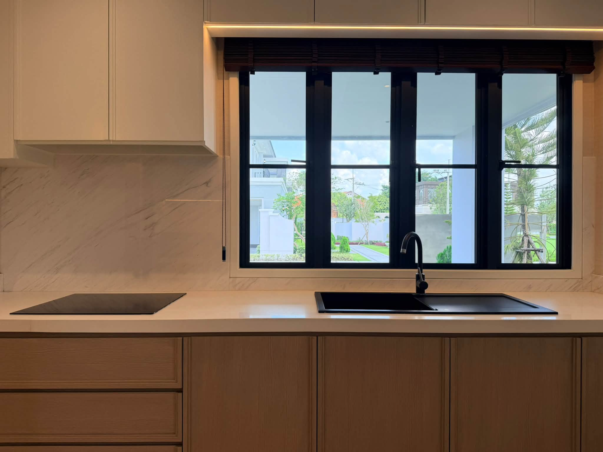 Luxury Residence in Chiang Mai. Exclusive Home in a Prime Mahidol Road Location. Preview 6