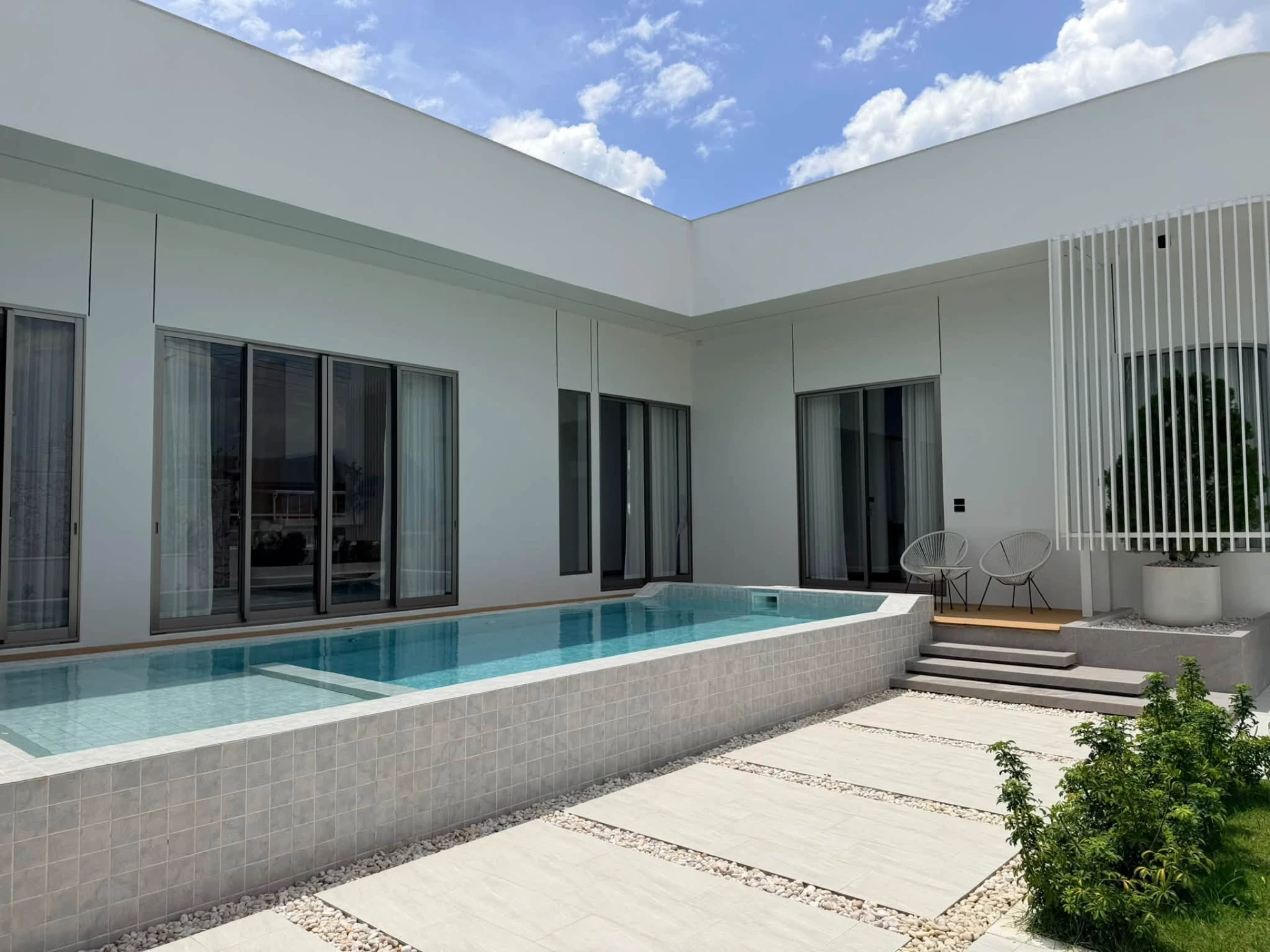 ขาย Luxury Pool Villa ชั้นเดียว เชียงใหม่ บรรยากาศรีสอร์ต บนทำเลสันผักหวาน–หางดง เชียงใหม่ สัมผัสการอยู่อาศัยที่ผสานความเรียบหรู ความเป็นส่วนตัว และธรรมชาติเข้าด้วยกันอย่างลงตัว Preview 3