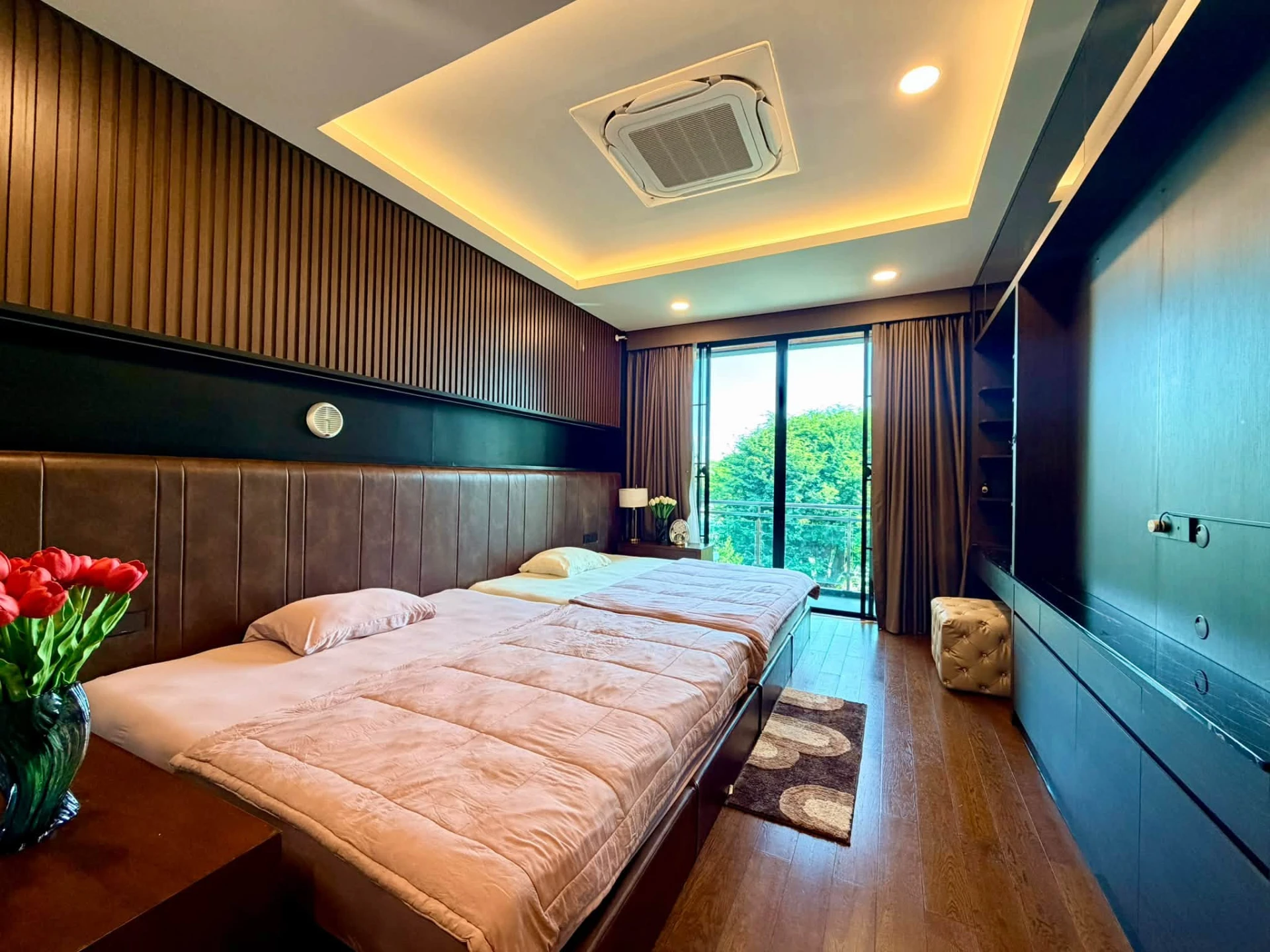 🏡ขาย l ให้เช่าl บ้านหรูตกแต่งครบ | พร้อมเข้าอยู่ สัมผัสการใช้ชีวิตเหนือระดับในบ้านสไตล์ Modern Contemporary / Modern Tropical บนทำเลสงบเป็นส่วนตัว น้ำแพร่ เชียงใหม่ บ้านขนาดใหญ่ที่ออกแบบมาเพื่อรองรับการอยู่อาศัยของครอบครัว การพักผ่อน และการสังสรรค์อย่า