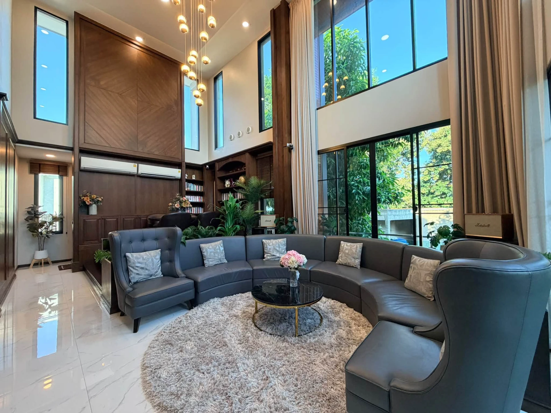 🏡ขาย l ให้เช่าl บ้านหรูตกแต่งครบ | พร้อมเข้าอยู่ สัมผัสการใช้ชีวิตเหนือระดับในบ้านสไตล์ Modern Contemporary / Modern Tropical บนทำเลสงบเป็นส่วนตัว น้ำแพร่ เชียงใหม่ บ้านขนาดใหญ่ที่ออกแบบมาเพื่อรองรับการอยู่อาศัยของครอบครัว การพักผ่อน และการสังสรรค์อย่า Preview 3