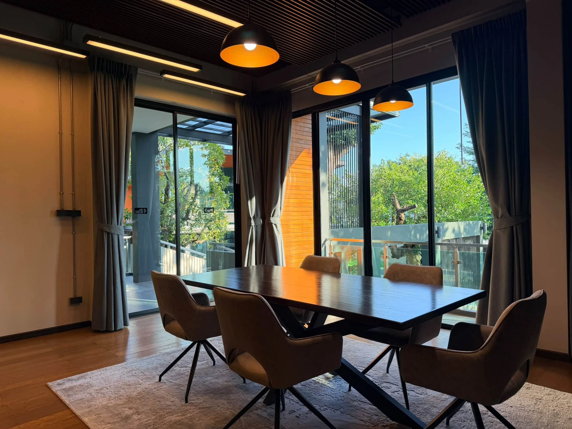 🏡ขาย l ให้เช่าl บ้านหรูตกแต่งครบ | พร้อมเข้าอยู่ สัมผัสการใช้ชีวิตเหนือระดับในบ้านสไตล์ Modern Contemporary / Modern Tropical บนทำเลสงบเป็นส่วนตัว น้ำแพร่ เชียงใหม่ บ้านขนาดใหญ่ที่ออกแบบมาเพื่อรองรับการอยู่อาศัยของครอบครัว การพักผ่อน และการสังสรรค์อย่า Preview 4
