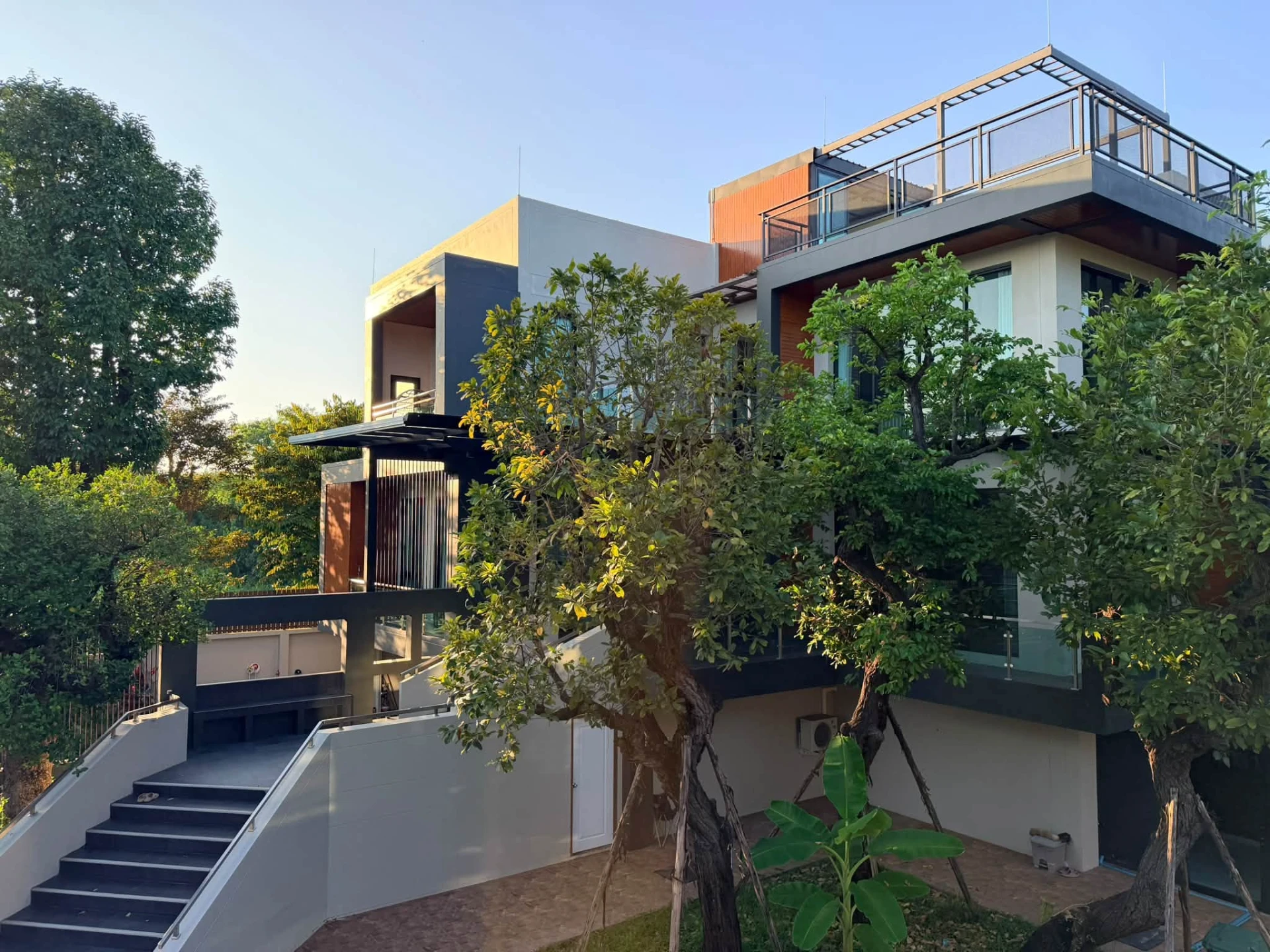 🏡ขาย l ให้เช่าl บ้านหรูตกแต่งครบ | พร้อมเข้าอยู่ สัมผัสการใช้ชีวิตเหนือระดับในบ้านสไตล์ Modern Contemporary / Modern Tropical บนทำเลสงบเป็นส่วนตัว น้ำแพร่ เชียงใหม่ บ้านขนาดใหญ่ที่ออกแบบมาเพื่อรองรับการอยู่อาศัยของครอบครัว การพักผ่อน และการสังสรรค์อย่า Preview 5